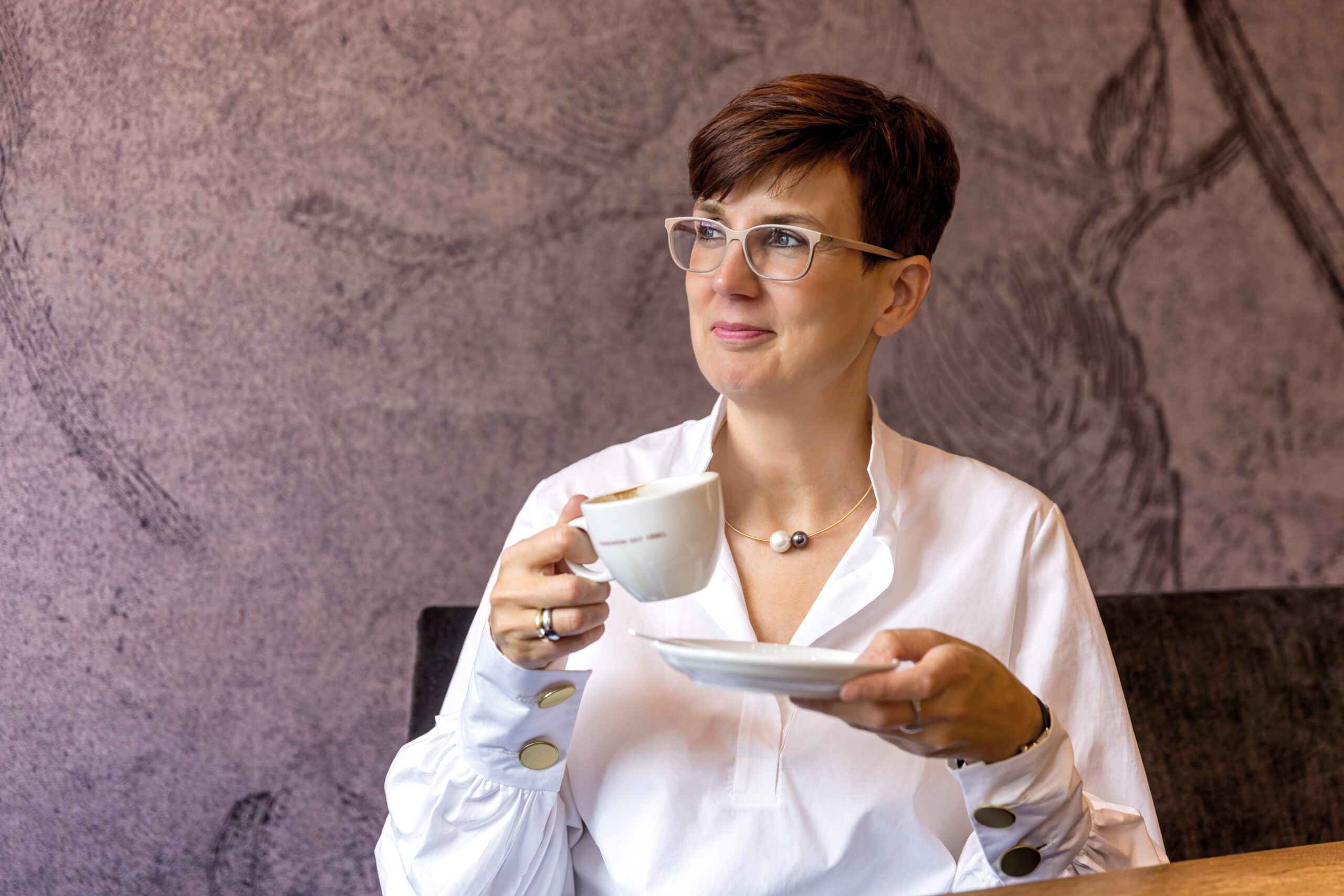 Manuela Gilgen bei einer Tasse Tee